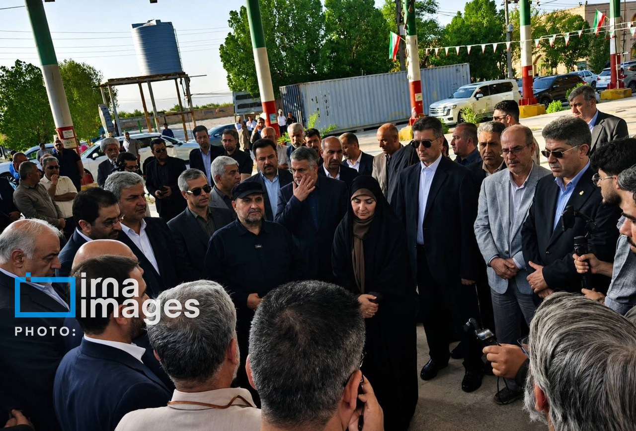 ادای احترام وزیر راه و شهرسازی به مقام شامخ شهید تنگسیری در آبادان
