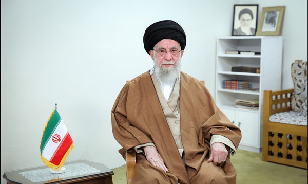 ماجرای قاب عکس موجود در دفتر کار رهبر شهید