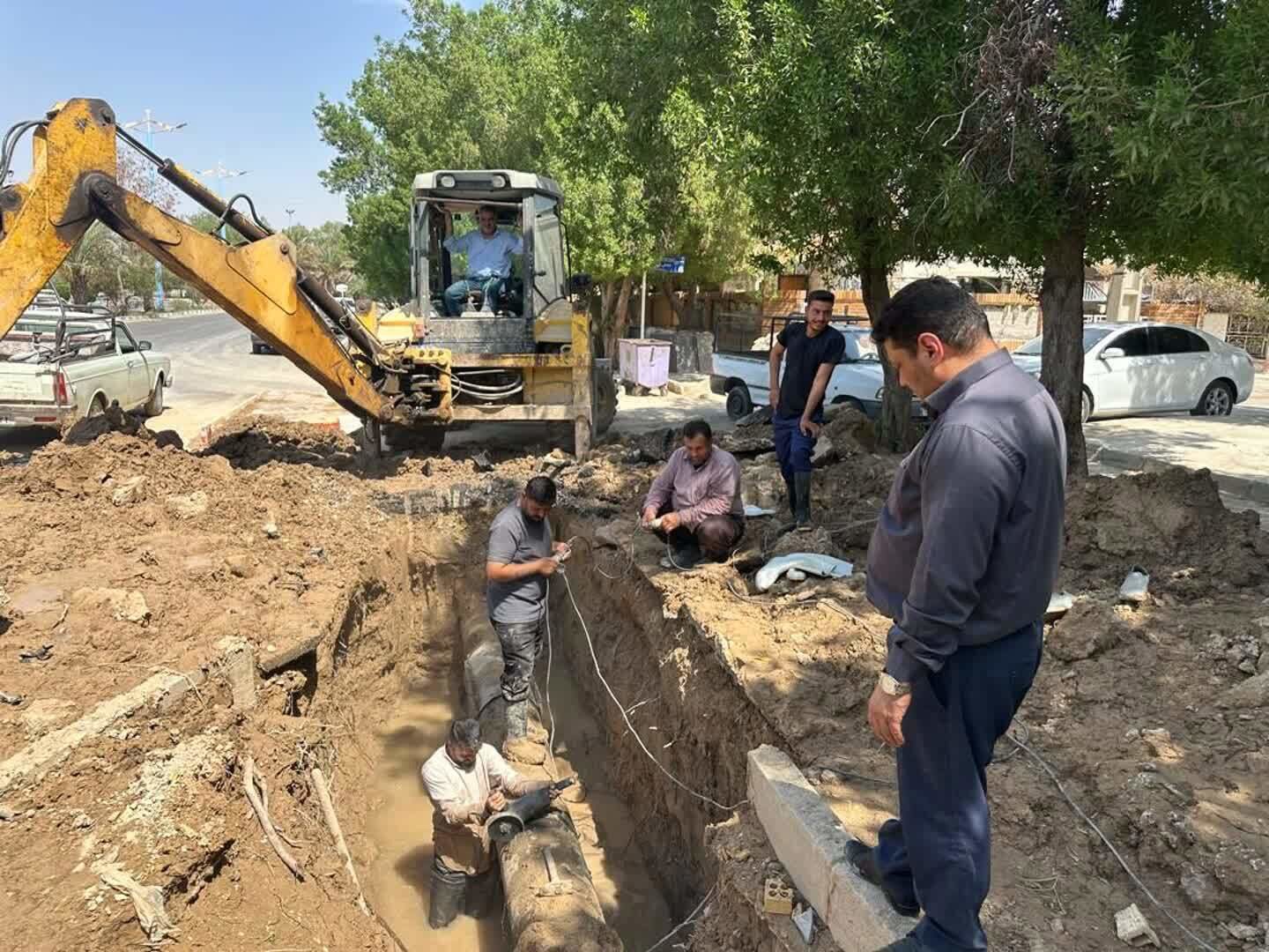 تعویض لوله ۴۰۰ میلی‌متری شبکه انتقال آب در شهرک بعثت بندر ماهشهر