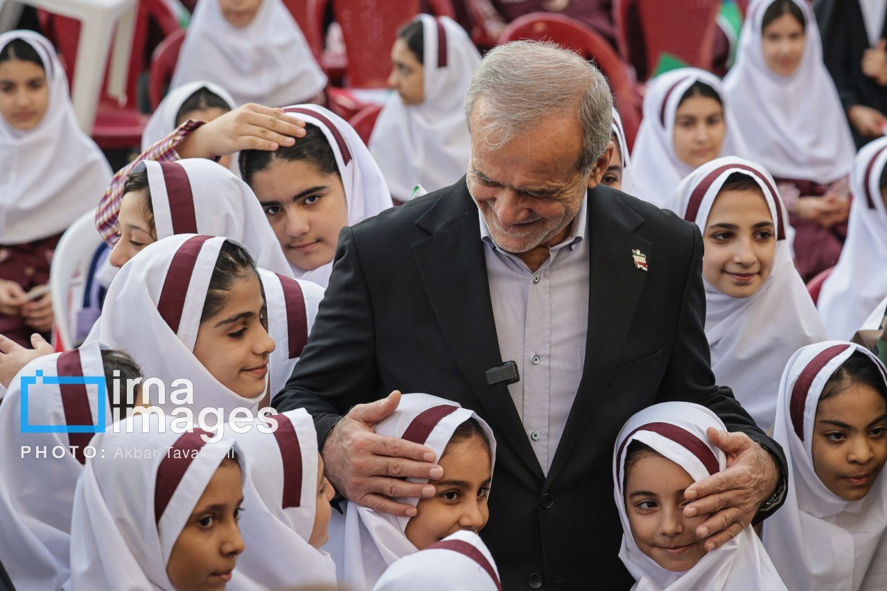 دختران دانش‌آموز در آغوش پزشکیان