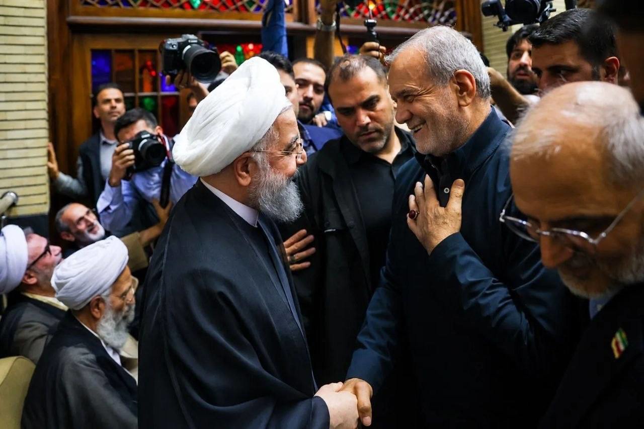دیدار پزشکیان با روحانی در مراسم ختم «احمد ناطق نوری»