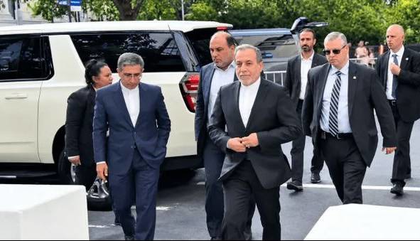 خبرنگار ان بی سی به خبرنگار مشهور آکسیوس: مقام آمریکایی در مورد ایران چرت و پرت به خوردت می‌دهد!