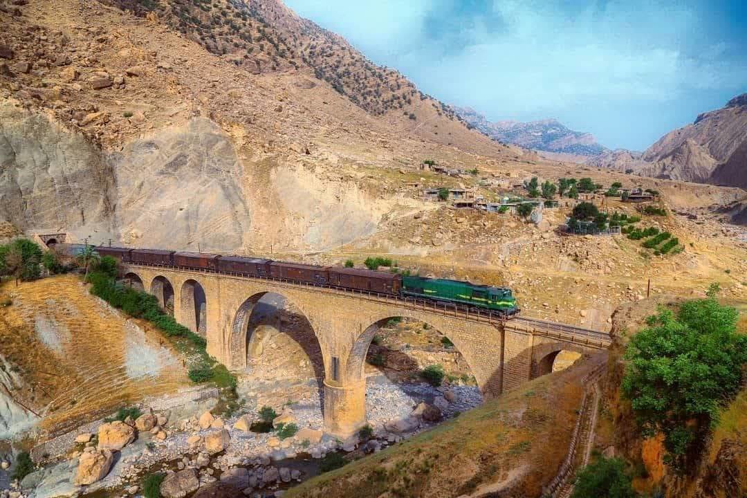 تخلیه و بارگیری ۸۴ هزار و ۸۱۱ تن انواع بار در راه آهن زاگرس در استان خوزستان