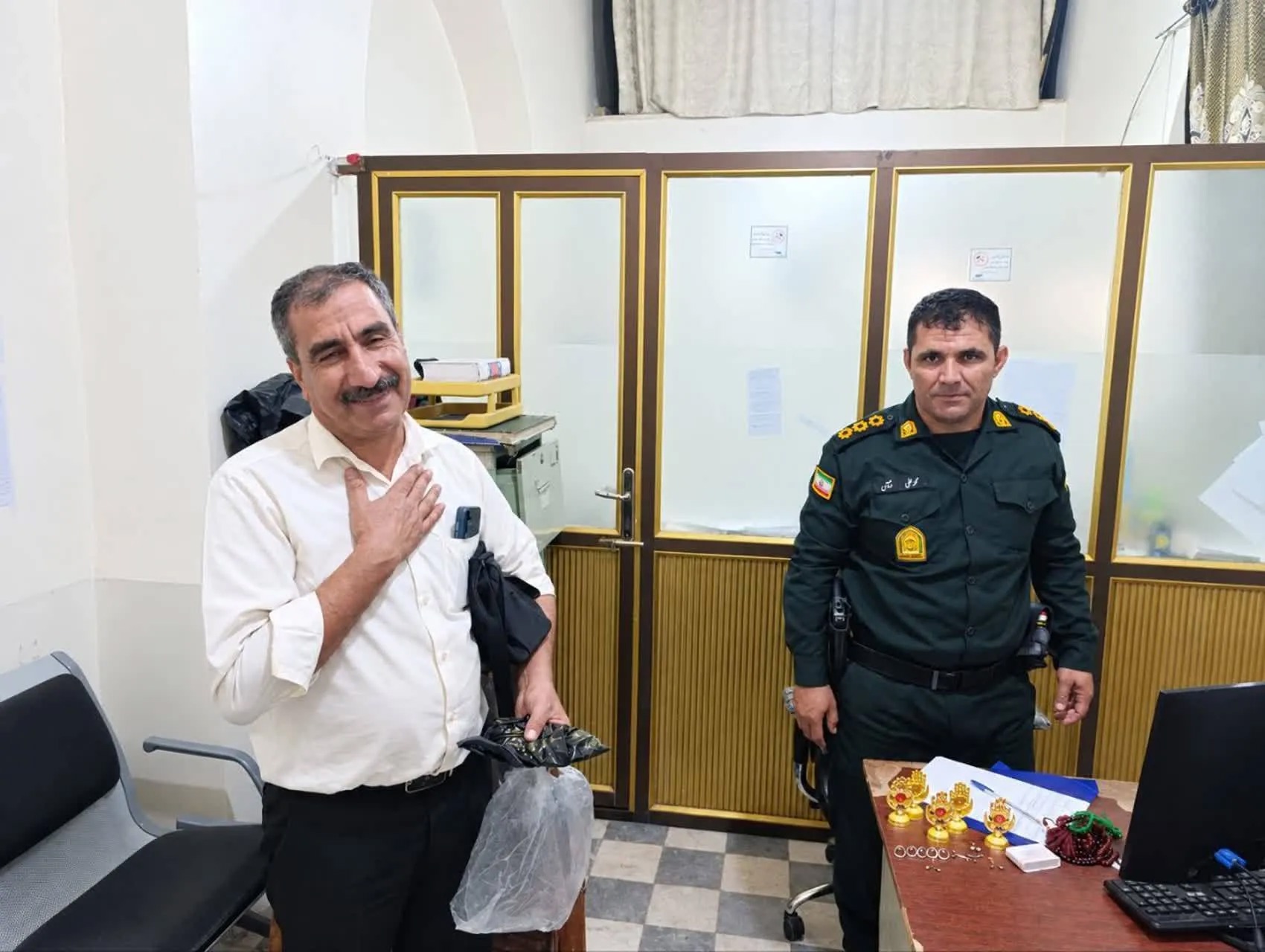 بازگرداندن اموال جامانده مسافر توسط کارکنان پلیس راه‌آهن زاگرس