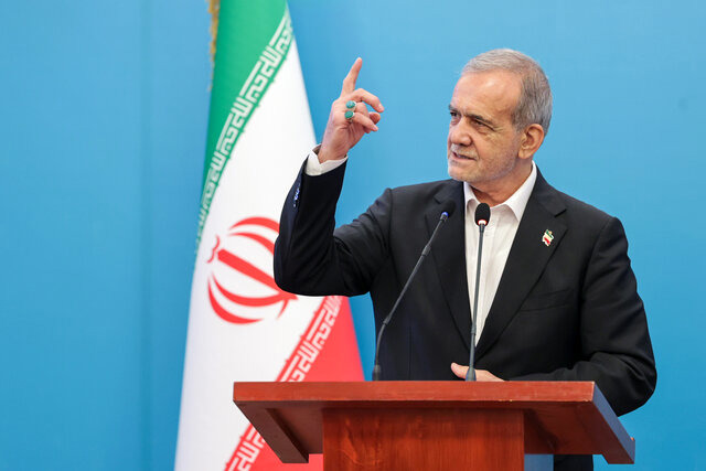 پزشکیان: مگر من دیوانه‌ام که حرف درستی به من بگویند و راه درستی نشان بدهند و نپذیرم؟