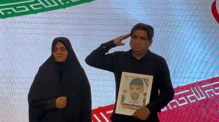 احترام نظامی جانفدایان به مادر شهید پنج ساله سیریک