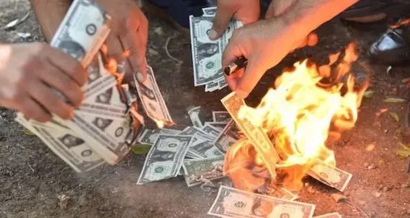 درس ترکیه برای آتش‌زنندگان دلار در ایران/ تجربه آنکارا برای تهران؛ بازار به شعار پاسخ نمی‌دهد